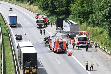 A7 Hamburg LKW Brennt Lichterloh Stau Bei Sengender Hitze Moin De