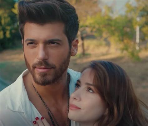 Can Yaman y Özge Gürel se dan su primer beso en Bay Yanlis