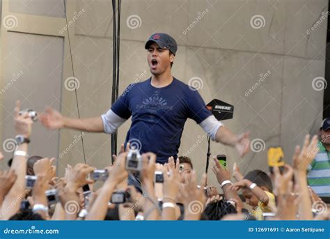 Enrique Iglesias Performing Live. Editorial Photo - Image of band, good ...