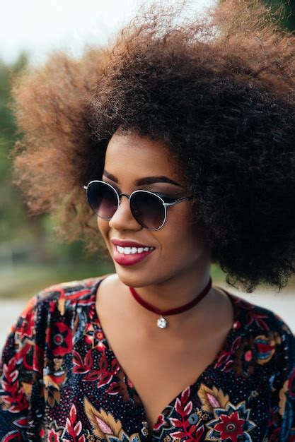 Femme Afro Américaine Souriante Aux Cheveux Courts Volumineux Portant Des Lunettes De Soleil