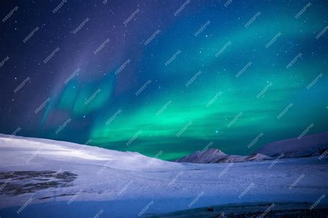 Premium AI Image | Aurora Nothern Lights with snowy mountains