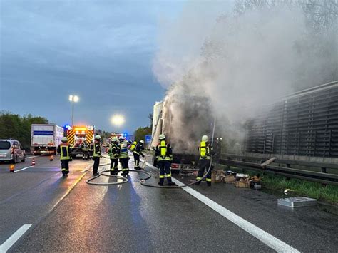 Stau zwischen Offenburg und Lahr Anhänger mit 15 Tonnen Paketen gerät