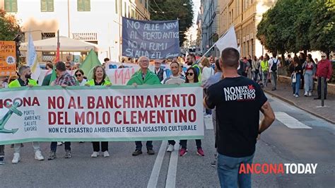 Gi Le Mani Dal Molo Clementino Il Grido Di Protesta Esteso Da