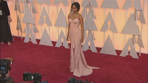 Zoe Saldana stuns in peach gown - ABC7 San Francisco