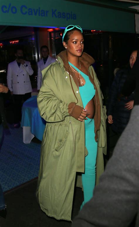 Rihanna Pregnancy Photos See Her Baby Bump Flaunting Looks Here