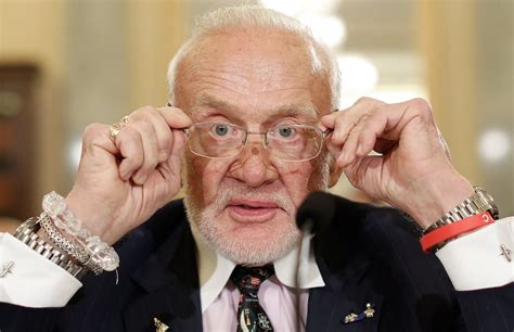 QUANTI BRACCIALETTI L Ex Astronauta Della NASA Buzz Aldrin 85 Prima