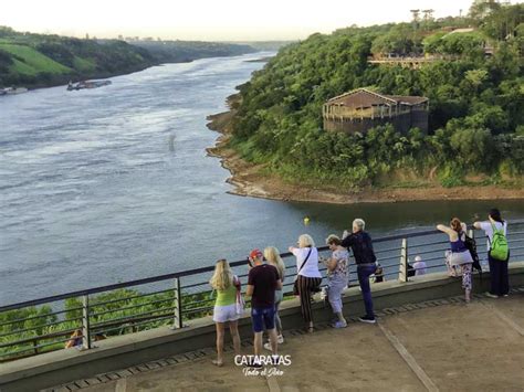 Hito Fronteras Y Show De Las Aguas Danzantes De Noche Cataratas