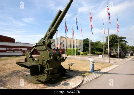 D Day Museum Southsea With Anti Aircraft Gun And Old Couple Stock