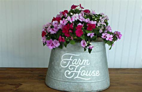 How To Paint A Farmhouse Bookshelf Using Silk Raggedy Bits