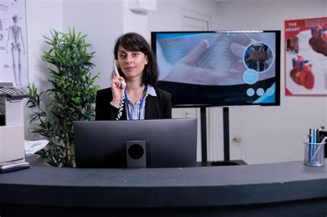 Retrato De Una Recepcionista Sonriente Del Hospital Que Trabaja En La