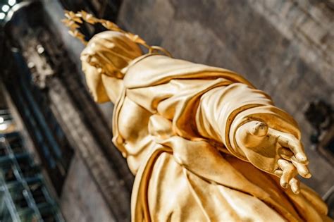 Statue De La Vierge D or Dans La Cathédrale Duomo Milan Italie Photo