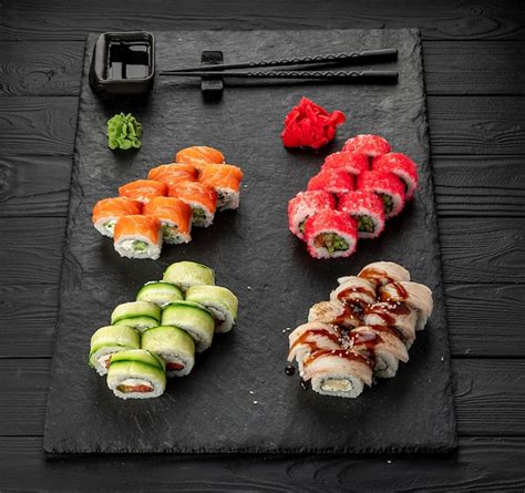 Surtido De Sushi Nigiri Y Maki Grande En Pizarra Una Variedad De Sushi