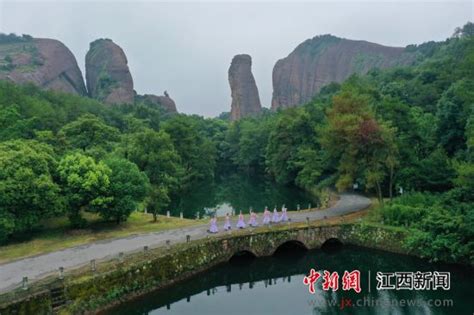 “七仙女”七夕节畅游江西龟峰 领略独特丹霞地貌风光新浪江西新浪网