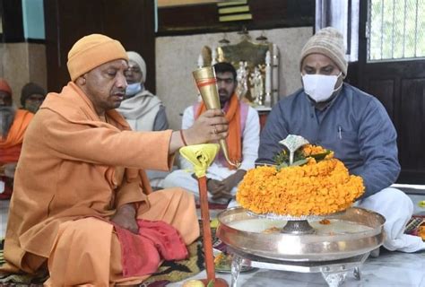 Cm Yogi Adityanath Performed Rudrabhishek In Gorakhnath Temple Befor Up