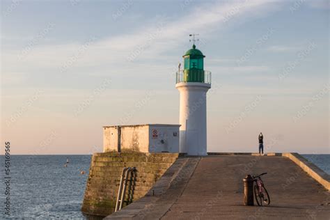 la petite jetée et le phare vert à l entrée du port des Sables d Olonne