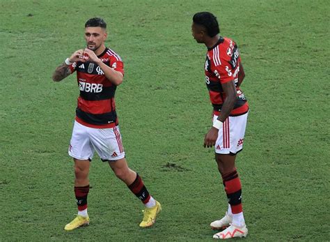 Flamengo bate o Bragantino antes de jogo América MG em Uberlândia