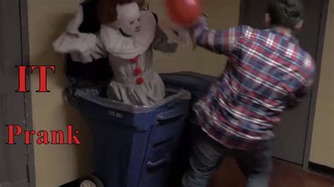 It Pennywise The Clown Halloween Scare Prank Youtube