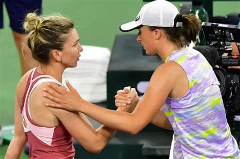 Simona Halep Steht Kurz Vor Dem Training Mit Iga Swiateks Ehemaligem