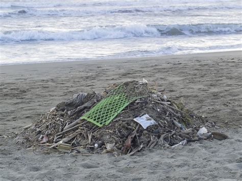 D Chets Sur La Plage Un Bon Nombre De Pollution Causante En Plastique