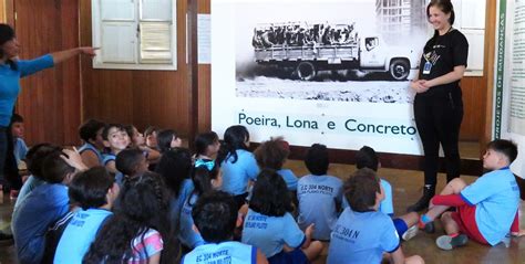 Alunos de escola pública assistem apresentação sobre os pioneiros no