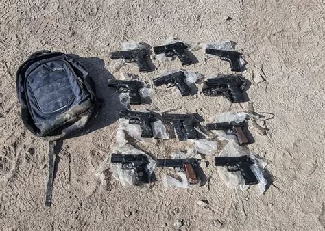 Las Fdi Y La Policía Incautan 12 Pistolas De Red De Contrabando