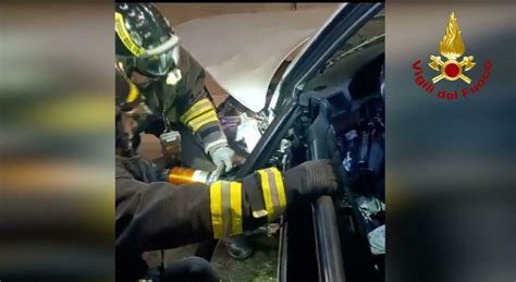 Ancona Violento Scontro Tra Un Furgone E Due Auto Il Conducente Resta