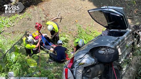 新竹8旬翁開車墜10米邊坡 車上3高齡友人受困急送醫