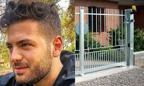 Michele Guzzo Prova A Scavalcare Il Cancello Di Casa Di Un Amico