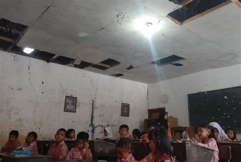 Kondisi Tiga Ruang Kelas Sdn Karanglangu Kedungjati Memprihatinkan