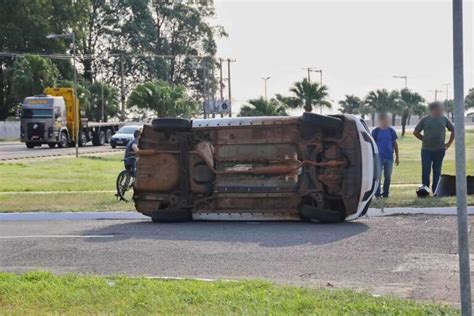 Carro roda na pista bate em caminhão e capota na Duque de Caxias