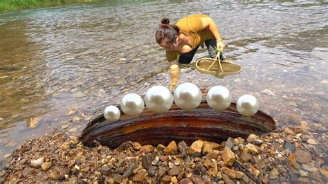 The Girl Found An Oversized Clam In The River And Opened It To Search