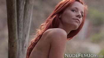 Pelirroja pálida luce sus impecables caderas y sus tetas XVIDEOS