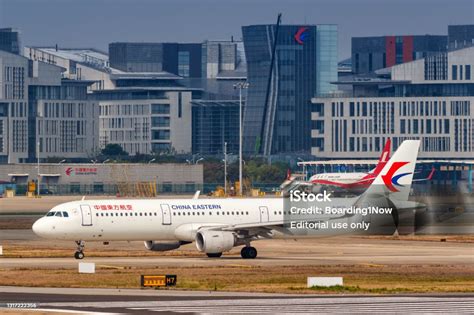 중국동방항공 에어버스 A321 항공기 상하이 홍차오 공항 Airbus A321에 대한 스톡 사진 및 기타 이미지 Airbus