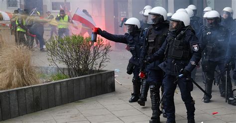 Zamieszki przed Sejmem Jeden z protestujących zaatakował ekipę Polsat