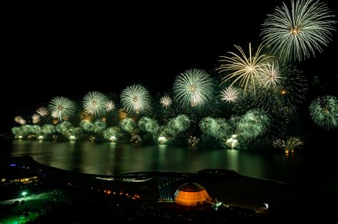 Fireworks next to the Burj Al Arab hotel in Dubai · Free Stock Photo