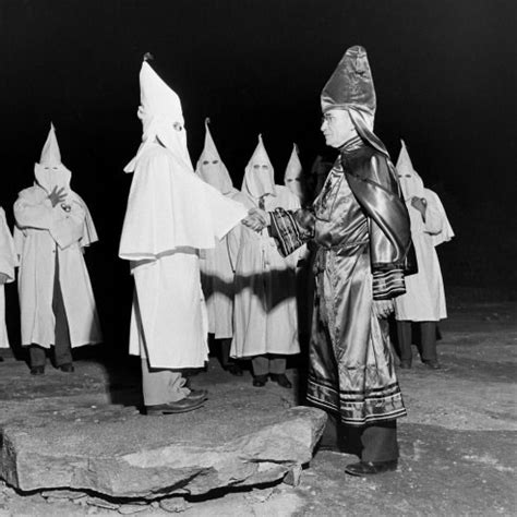 Hình ảnh hành lễ bí ẩn của hội Ku Klux Klan những năm 1940