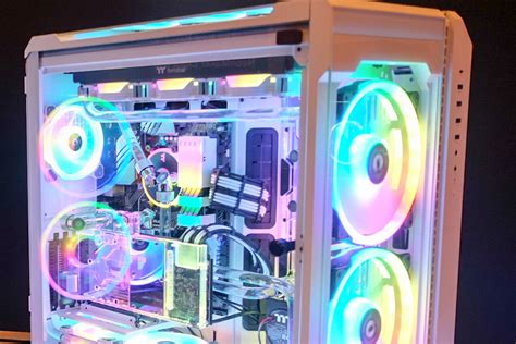 La Thermaltake View 51 Tg Ofrece Un Diseño Con Triple Panel Templado Y Espacio Para