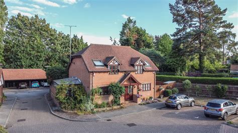 2 Bedroom House For Sale In Foley Mews Claygate Esher Kt10 0lr