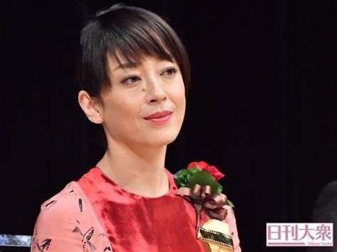 ヤンチャふうショートヘア姿の宮沢りえ、“49歳ヘソ出しショット”で圧巻のボディライン披露！｜ニフティニュース