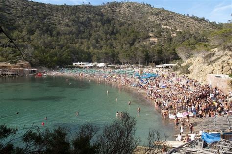 Stranden van Ibiza cala Benirrás Moto Luis autoverhuur Ibiza