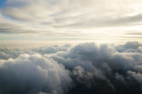 El Volar Sobre Las Nubes Foto De Archivo Imagen De Vuelo 132477276