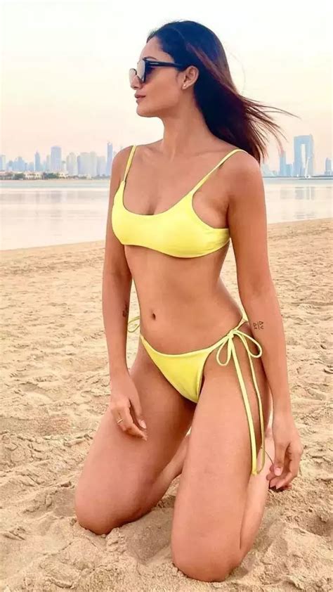 8 Hot Sexy Naina Ahluwalia Bikini Pics