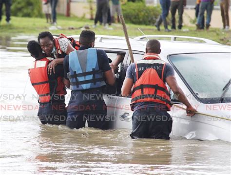 [UPDATED] Firemen rescue woman from flood on Sando By-pass