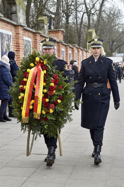 Pogrzeb Aktora Emiliana Kami Skiego Zdj Cia Artyst Egna O Mn Stwo