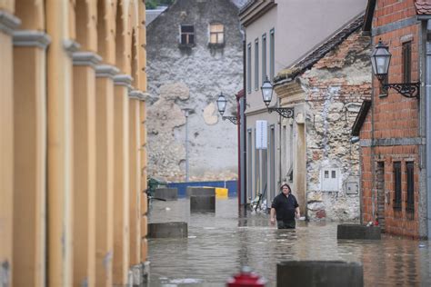 Vodeni val prošao kroz Karlovac i kreće se prema Petrinji Na