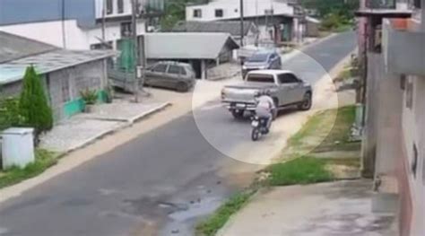 V Deo Motociclista Vai Parar De Baixo De Caminhonete Ap S