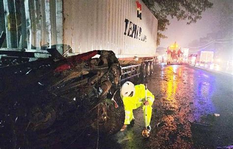 Detik Detik Menegangkan Kecelakaan Beruntun Dua Truk Kontainer Lalu