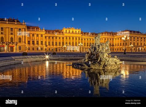 Schonbrunn palace winter hi-res stock photography and images - Alamy