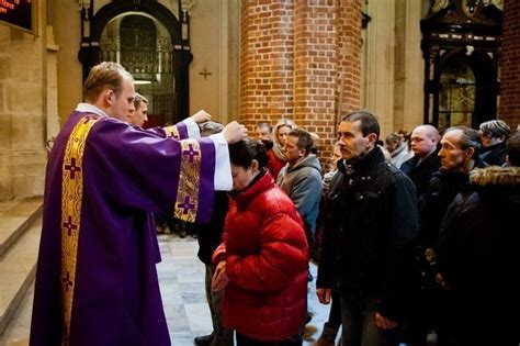 Środa Popielcowa dzień zadumy i modlitwy rozpoczyna Wielki Post