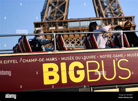 L Immagine Mostra Un Pullman Turistico Con La Torre Eiffel Sullo